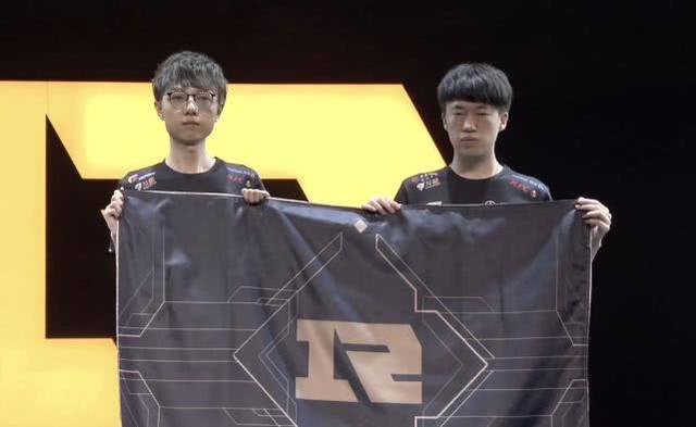 保持密切联 保持密切联